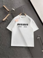 miumiu 2025Ss春夏最新款圆领时尚短袖T恤，官网同步，专柜纯棉面料！贴肤舒适，耐看又好穿，经典简约Logo设计，原厂工艺一丝不苟，型男必备单品 码数S