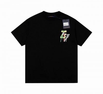 LV后背彩绘字母压花短袖T恤 颜色：图片色 尺码：Xs S M L 面料：采用260克双纱面料+260克配套螺纹 辅料: 全套定制辅料 无性别区分 男女同款
