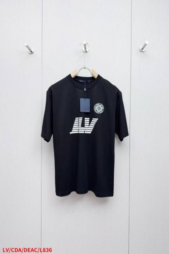 l836 Lv路易家2025Fw 印花刺绣重磅纯棉 半袖T恤 后背新款品牌Logo棉质半袖T恤 本款棉质T 恤以当季色调传递休闲运动气息，成就日常搭配佳选。10
