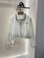 Miumi*2025新品上架 复古短款夹克裙裤套装 定制Yb朱地全棉材质 自带孔洞 透气舒适 短款外套裙裤套装版型 上衣短款裁剪轻松勾勒落肩松弛感线条 拉链调节