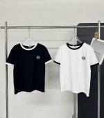 90 loew* 新款春夏新款经典字母刺绣撞色T恤 就喜欢这种最简约的～平淡中无处不透露极简高级质感，堪称提高时髦度的神器～ 纯棉双纱面料，手感舒适，进口机刺绣