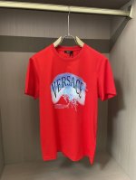 Versace2025春夏新品水母蓝色渐变印花短袖T恤；定制100支双股丝光长绒棉面料，非常的舒适透气！胸前则由水母和字母组合搭配由深到浅的蓝色印花，意思是让水