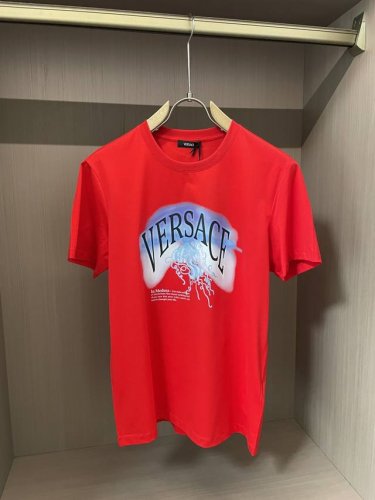 Versace2025春夏新品水母蓝色渐变印花短袖T恤；定制100支双股丝光长绒棉面料，非常的舒适透气！胸前则由水母和字母组合搭配由深到浅的蓝色印花，意思是让水