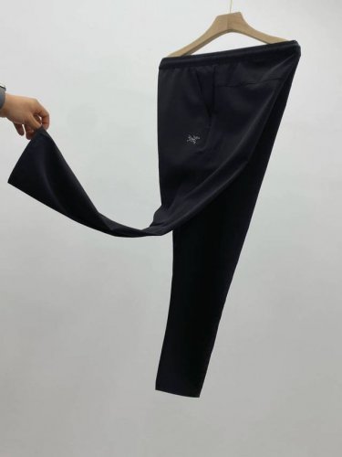 Arc'teryx 始祖鸟夏季冰丝弹力速干收口长裤 此款裤子非常百搭，弹力腰围，加宽加厚腰头！收口设计！ 3D立体工艺剪裁 上身凸显身材 ！ 优选冰丝四面弹面料