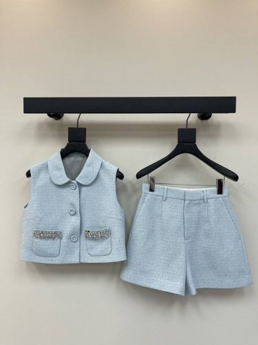 小香风 25早春新款，名媛风编织套装。重工艺手工编织珠片元素设计夹克马甲搭配小短裤！定制叽哩感编织软尼花面料，闪耀奢华气质。可甜可盐气质时髦少女任意搭配！又A又