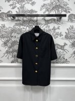 25春夏新款 异形扣翻领短袖衬衫 客供高质感纯棉面料 定制异性扣装饰 休闲气质百搭风 简单而丰富 干净又通透 将日常穿搭玩出花来 简单穿搭都能穿不腻看不厌 小宽
