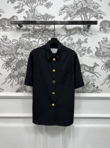 25春夏新款 异形扣翻领短袖衬衫 客供高质感纯棉面料 定制异性扣装饰 休闲气质百搭风 简单而丰富 干净又通透 将日常穿搭玩出花来 简单穿搭都能穿不腻看不厌 小宽
