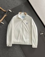 prad 2025新品风衣夹克 立领设计 定制进口纤维弹性面料 柔软细腻 耐用灵活性高 能胜任日常通勤和户外的绝大部分环境 简单干练的剪裁以及独特的灰色和黑色