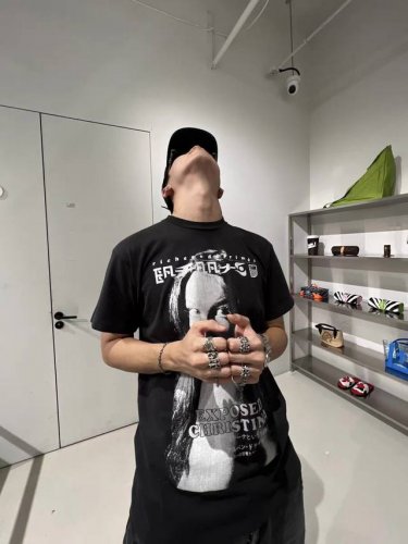 爆款模特图 顶级版本Erd忧郁的富二代克里斯蒂娜印花水洗做旧短袖情侣短袖 忧郁的富二代 来自备受关注的小众高端时装品牌Erd 忧郁的富二代 Clean Fit风