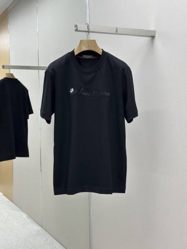 l P20Ss春夏新款首发专柜最新款短袖圆领T恤 高端订制 设计前卫时尚！品牌Logo重工艺设计 高端定制230克面料.手感柔软.穿着舒适.专柜级别精致车线.做