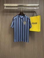 Fendi 蓝色pequin布料运动T恤，短插肩袖V领T恤。浅蓝色和蓝色标志性pequin条纹布料材质。胸前绣有饰章，是由Siia Venturini 专为品牌
