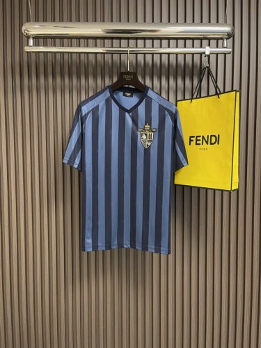 Fendi 蓝色pequin布料运动T恤，短插肩袖V领T恤。浅蓝色和蓝色标志性pequin条纹布料材质。胸前绣有饰章，是由Siia Venturini 专为品牌