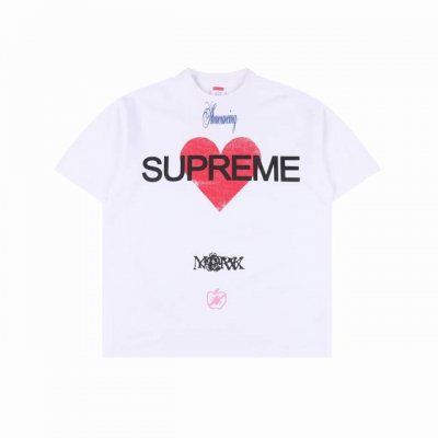 supreme Ss25 Week1 Announcing Tee 心形Logo图案圆领短袖T恤 印花细节十分到位 螺纹处采用成衣印花 需将成衣整烫平整后再次印