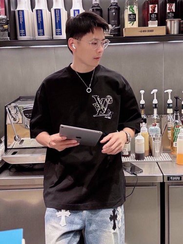 Lv 春夏新款首发专柜最新款短袖圆领T恤 高端订制 设计前卫时尚 品牌Logo重工艺设计刺绣 高端定制新疆棉 手感柔软.穿着舒适.专柜级别精致车线.做工精细.上