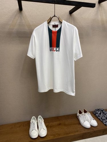 gucci、 复刻 G家G*Cci 古驰 这款T恤以针织棉匠心打造，成衣康丽直喷印花缀饰Guc*I印花，尽显别样风采。 建议干洗或包裹洗衣袋单独冷水快速机洗！