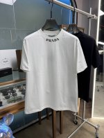 家 高定面料 玉蚕丝般的丝滑 2025春夏新品上市，时尚经典圆领短袖时尚单品设计，更加时尚舒适，高标准定制，上身非常有型，胸前品牌经典Logo 图案 客供辅料，