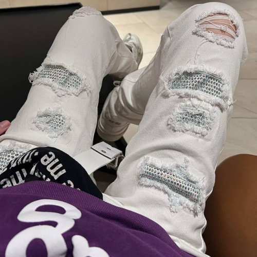 100款号Fz3302 自主 Amiri黑色烫钻破洞牛仔裤长裤 Amiri高街黑色基础破洞紧身弹力牛仔裤长裤 Amiri烫钻Amiri音译为埃米尔，是创始人的名