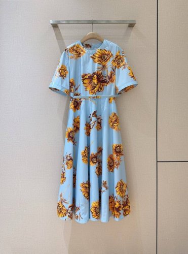 Oscar De La R*E*N*T*A 2025新品 一袭浅蓝色连衣裙 清新蓝底色明艳大花印花，简约圆领，短袖设计，展露纤细手臂。腰间精致腰带，巧妙收束，勾