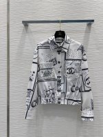 chane* 2025Ss新款套装 质感细腻软糯。贵族名媛衣橱必备单品 经典减龄单品！Logo字母设计时髦又帅气！版型不挑人上身巨显瘦！白富美必收的完美单品。质