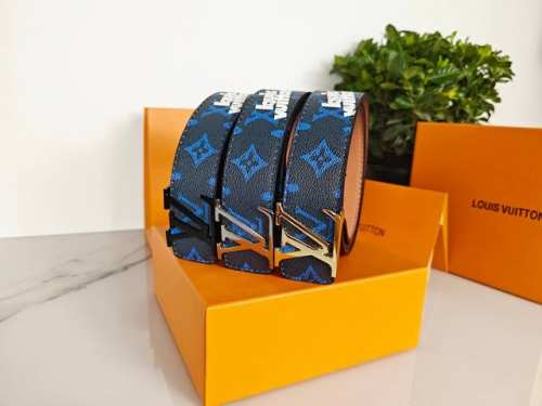 供 路易威登Louis Vuitton Lv 款式 明天见 腰带 专柜包装！！ 扣色：金色 银色 黑色 双面使用、色彩清新时尚，搭配有金-银-黑 三种颜色的扣头