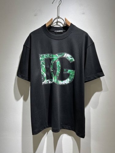 Dolce&Gabba*A 杜嘉*纳2025春夏新款男女同款短袖T恤，专柜同步发售！定制专属纯棉面料，胸前字母Logo图案印花工艺设计！简约大方，从容百搭，档次