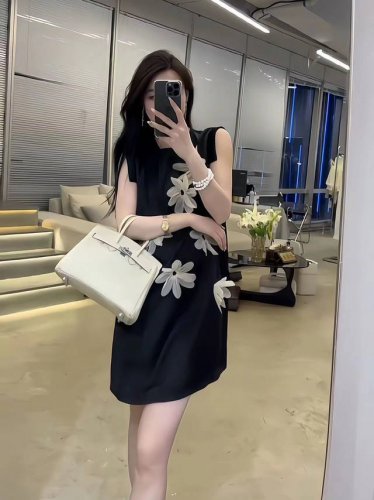 连衣裙 爆款来袭 法式高端名媛气质赫本风飞飞袖显瘦立体花朵连衣裙 时髦优雅 高挑显瘦 优雅气质女神范 Smlxl