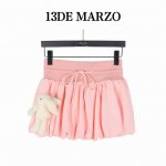 13Demarzo一只娃南瓜短裙 这款连帽衫短裤套装，不仅有着品牌“13De Marzo”的字样，彰显个性，更在袖口处装饰有可爱的毛绒小熊，为整体造型增添了一抹