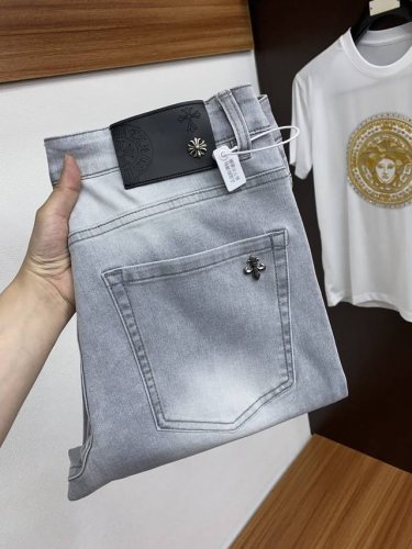 克罗心 25春夏新品 修身原单男士水洗牛仔裤纯血统品 每季必出的类型，无需质疑的热卖王牌单品，符合四季最佳的搭配色号 整体的风格延续了Slp的基调，通体融入了多