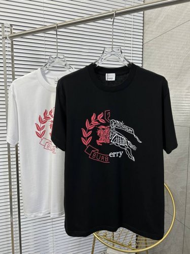 Abur*Berry 巴宝莉 2025最新款情侣款圆领短袖 情侣T恤～ 春夏新品 高品质 时尚百搭潮款 定制进口面料 ！穿着舒适 透气 时尚不失个性 上身休闲随
