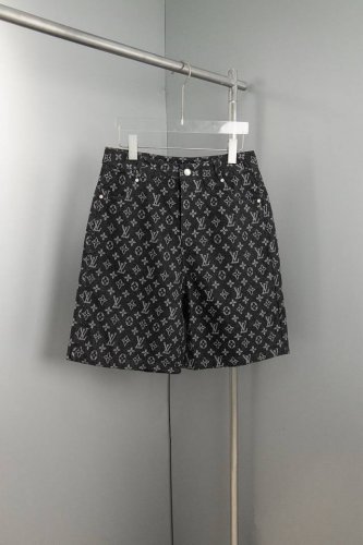 驴家提花牛仔布短裤 25Ss新款时装秀的牛仔外套闪烁迷人，令日间造型更见出众。 衬衫外套采用牛仔布缝制，满印Monogram提花图案， 这款衬衫外套可配搭同系列