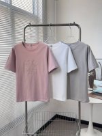 Loewe罗意威大Logo刺绣圆领短袖T恤 又被Loewe狠狠拿捏了:柔和粉调，甜美又不失优雅:纯净白色，经典百搭，适配各种风格:低调灰色，高级感拉满。每一种颜