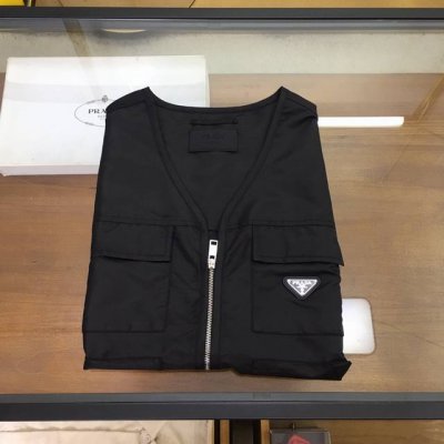 专柜新品 Prad 、 2025尼龙三角标多口袋机能马甲 P家23早秋系列来啦 这件机能感十足的尼龙马甲真是爱了~ 直身裁剪体香极简主义态度 多口袋设计实用百搭