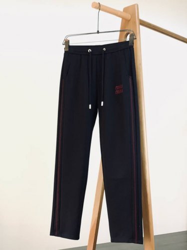 miumiu 缪缪 2025Ss早春新品 运动抽绳休闲裤，定制定染纯棉面料打造，舒适透气，质地超赞，精工密针刺绣标识，辨识度极高，内里包边车位。工艺精湛，运动休