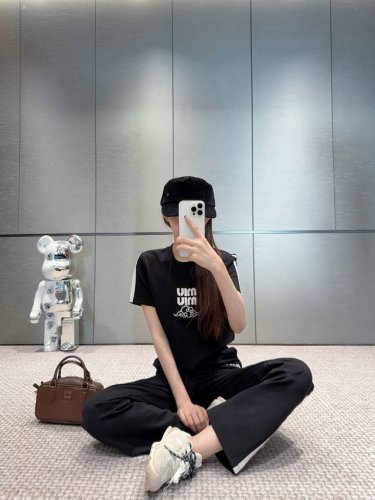 miumiu缪缪字母贴布刺绣撞色织带拼接圆领短袖T恤抽绳松紧腰长裤套装 款号 25670705735 颜色 白色 黑色 尺码 Sml s码80-95斤 m码95