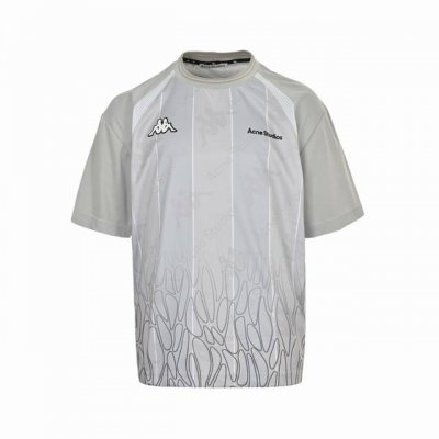 acne Studios 25Ss 联名运动短袖 主体采用闪光平纹布，混纺21%金银丝纤维与79%异形截面聚酯纤维，通过双面压光工艺实现单向反光效果，同时保留吸