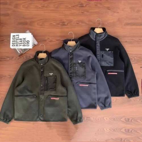 230 颜色：黑色 灰色 军绿色 尺码：M L Xl 2Xl 3Xl 保暖防风！工装风尚！ Prada 普拉达 秋冬季新款重磅摇粒绒夹克休闲外套！拉链大口袋设计