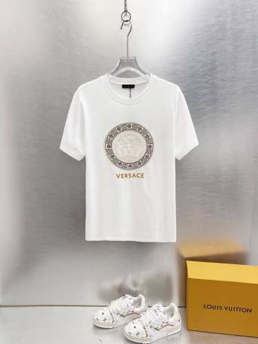 范思哲 重磅推荐 2025Ss夏装新品 专柜在售 最新系列图案Logo短袖T恤 必须人手一件的节奏 进口顶极精梳棉面料 极为亲肤舒适 摸上去非常的细腻 质感很好
