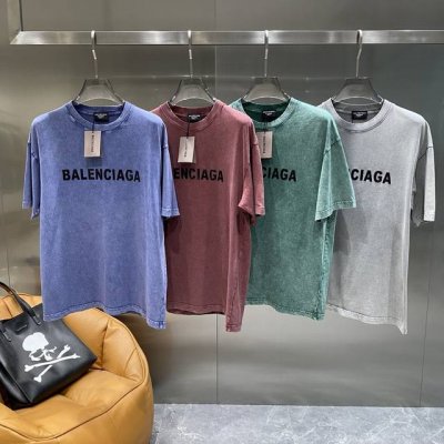 巴黎家 Balenciaga短袖 随性与时尚的绝佳诠释！经过做旧处理，呈现出一种随性又复古的感觉，满满的潮流气息。大大的“Balenciaga”字样，醒目又大气