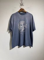 石头岛 蓝色渐变洗水的美丽。25款春夏 St石头洗水做旧印花宽松短袖T恤。洗水颜色超级正。洗水面料模仿岁月磨损的痕迹，立体牛仔布贴画营造出非常自然的做旧效果。虽