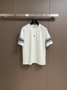 dior 撞色织带圆领T恤 此款采用21支双精梳紧密纺纱 做洗后310克加密平纹布 运用进口防掉色活性染料对板定染彩蓝色 袖口织带采用提花罗纹横机对板定织织带
