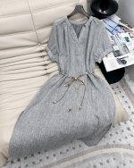 25Ss 新品高级极简风 V领亚麻连衣裙 100%亚麻面料质感超赞 搭配绑带腰带收腰版型上身巨显瘦 大裙摆对身形很有包容性 松弛有余量藏肉第一名 优雅和时髦兼具