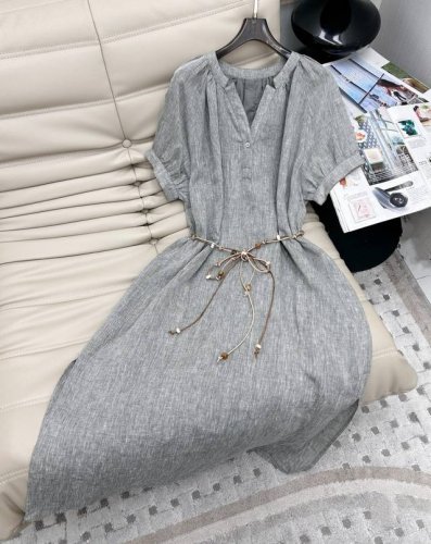 25Ss 新品高级极简风 V领亚麻连衣裙 100%亚麻面料质感超赞 搭配绑带腰带收腰版型上身巨显瘦 大裙摆对身形很有包容性 松弛有余量藏肉第一名 优雅和时髦兼具