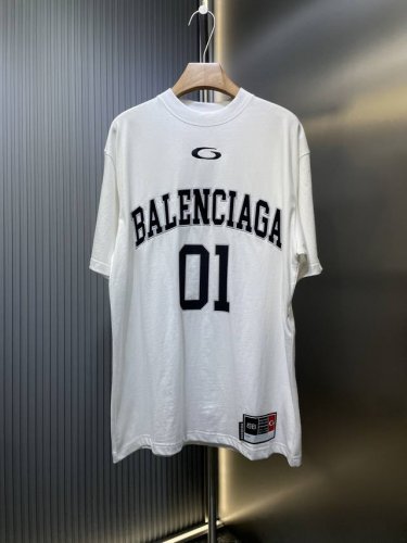 Balenciaga 顶级复刻 巴黎世家 25Ss新款刺绣篮球服 01号T恤 正面字母采用刺绣加贴布绣 数字印花号码 进口的刺绣机以及印花工艺 非常清晰 立体