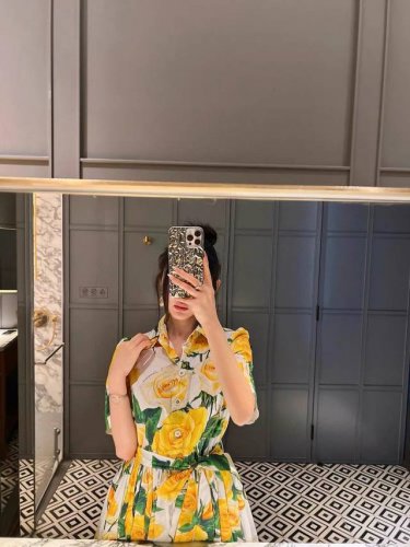 dolce & Gabbana杜嘉班纳 西西里女人味 热情金黄色玫瑰撩人又魅 贵妇度假定制五金纽扣单排扣翻领短袖大摆印花连衣裙。Smlxl