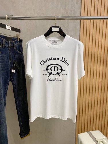 迪*Dior 25Ss春夏新款首发专柜最新款短袖圆领T恤 高端订制 设计前卫时尚！品牌Logo重工艺设计 高端定制240克面料.手感柔软.穿着舒适.专柜级别精致
