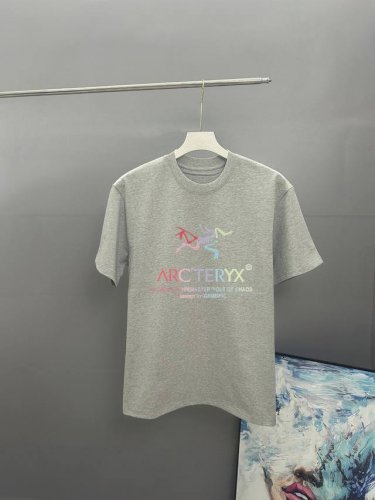 Arc`Teryx始祖鸟 2025春夏经典印花圆领短袖T恤采用280克双纱精棉，衣服偏厚使整体高透气和柔软性，三标齐全！男女同款 颜色：白色 黑色 灰色 -尺码