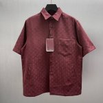 D 酒红双G提花短袖衬衫 Size : S-Xl 这款短袖衬衫以浓郁酒红色为主调，散发复古韵味。经典翻领设计，简约大方。衣身布满标志性双G印花，彰显品牌格调。设