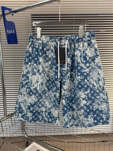 品名：Lv-25Ss 夏新款复古怀旧水洗色牛仔休闲宽松阔腿抽绳松紧短裤 款式：宽松 颜色： 图片色 尺码M-L-Xl 腰围 臀围 裤长 M 70 48 L 71