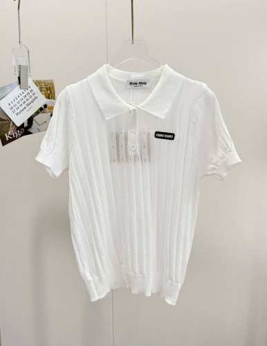 价格p： 品名：Mium*U 全新格蕾公主镂空针织polo衫 尺码：M.L 颜色：白色 经典麻花纹~上身秒白好几度元气感蹭蹭上涨上身，冰凉舒爽麻花立体感肌理，白
