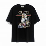 Gucci新款猫系列短袖T恤,简单的设计看起来特别大方！版型剪裁特别有讲究！上身很洋气显瘦内搭外穿都看高密针织圆领设计，平整简约！亲肤透爽！T恤面料的柔软性舒适